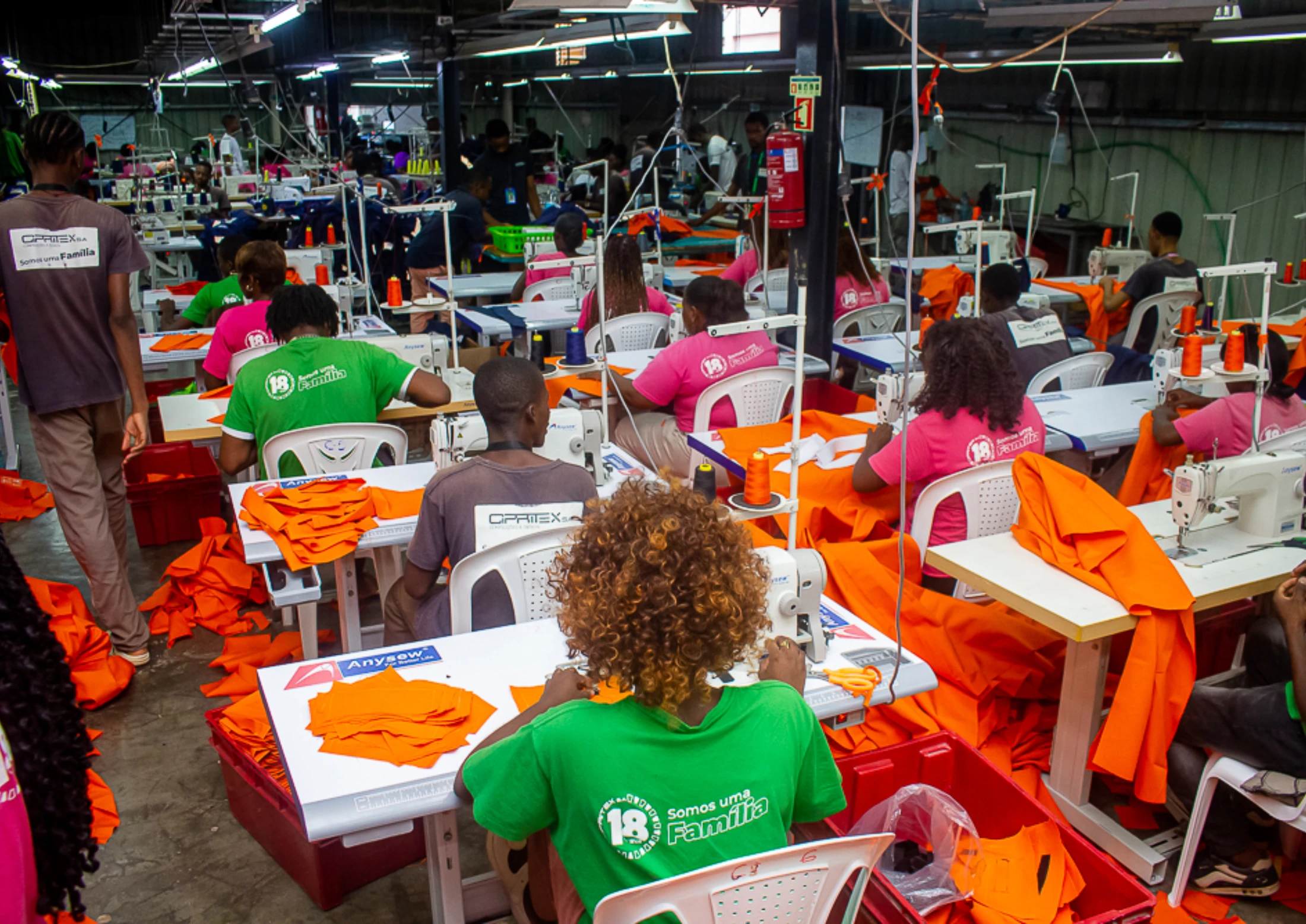 Equipa Cipritex em plena produção têxtil no chão de fábrica