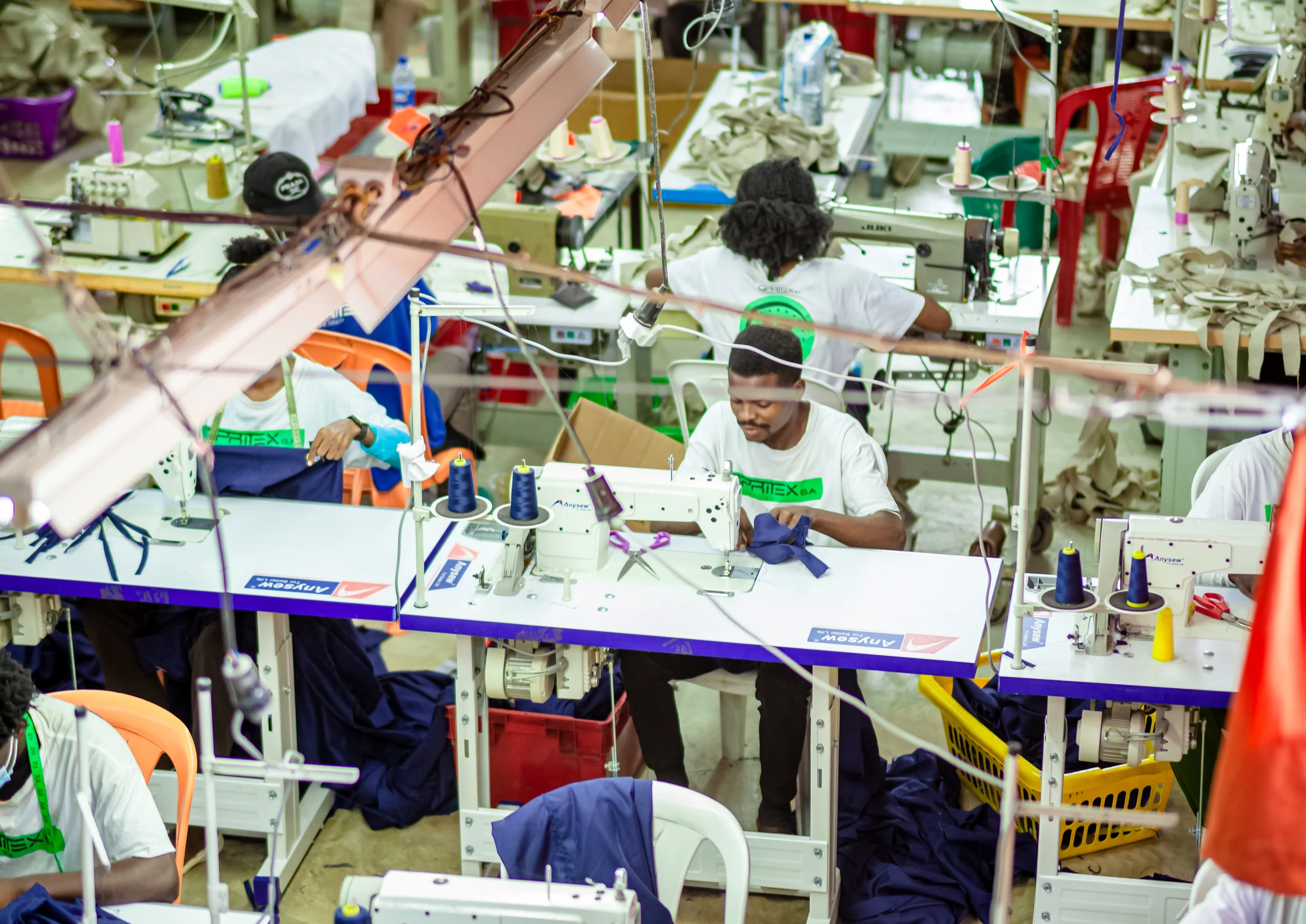 Linha de produção Cipritex com operadores nas máquinas de costura industrial